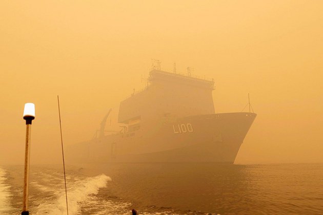 Australie: la marine évacue une ville cernée par les feux de forêt