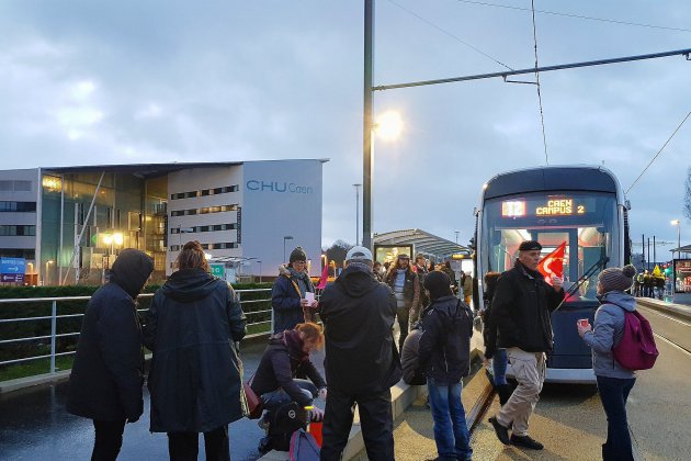 Caen. Des grévistes filtrent la circulation du tramway au CHU