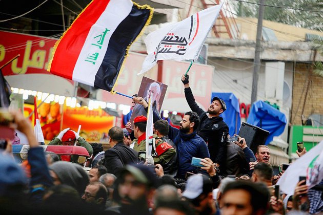 En Irak, nouveau raid contre des pro-Iran, foule aux funérailles de Soleimani