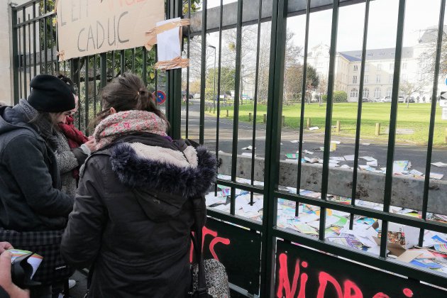 Caen. Retraites : les grévistes jettent des manuels scolaires devant le rectorat
