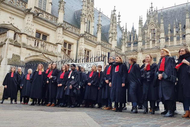 Rouen. Contre la réforme, les avocats dansent devant le palais de justice