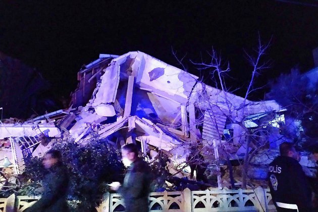 Au moins dix-huit morts dans un puissant séisme en Turquie