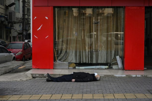 A Wuhan, un homme mort sur un trottoir