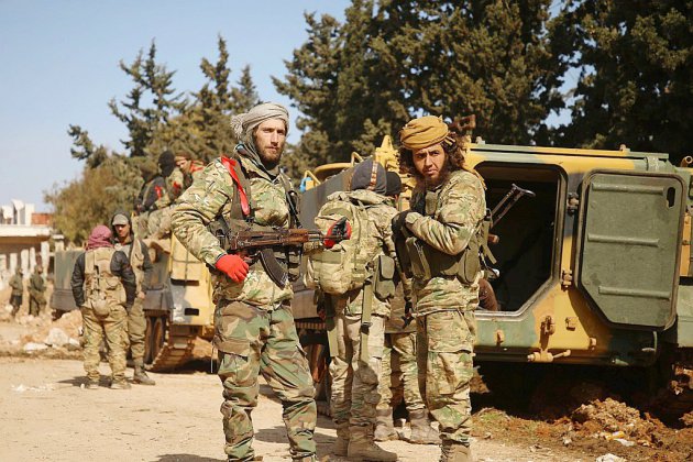 Syrie: cinq soldats turcs tués par Damas dans le nord-ouest, l'exode de civils continue