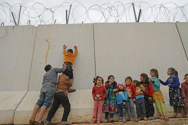 A la frontière turque, des Syriens rêvent de faire "tomber le mur"