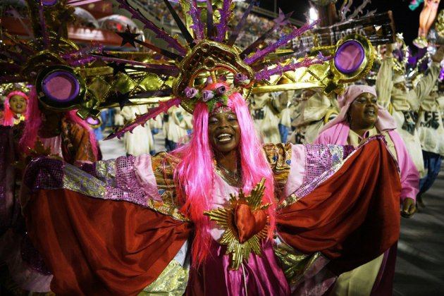 Dernière nuit du carnaval de Rio, Bolsonaro épinglé par la samba