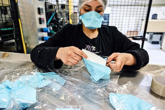Coronavirus: dans la Loire, une usine de masques respiratoires tourne à plein régime