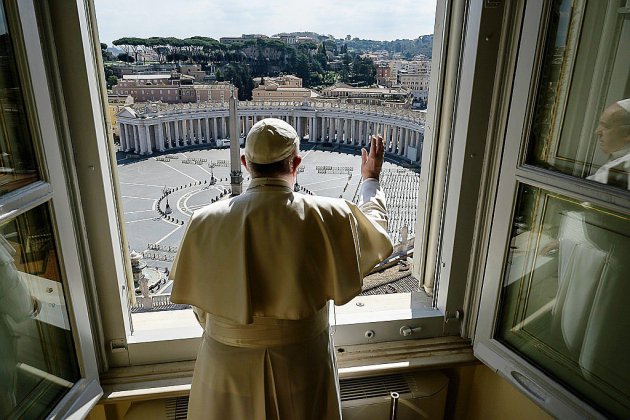 Aux familles confinées, le pape préconise les "calins"