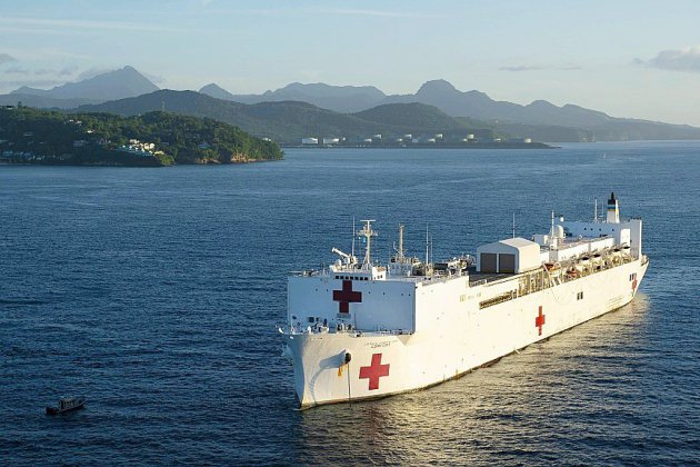 Trump "en guerre" contre le coronavirus, navire-hôpital dépêché à New York
