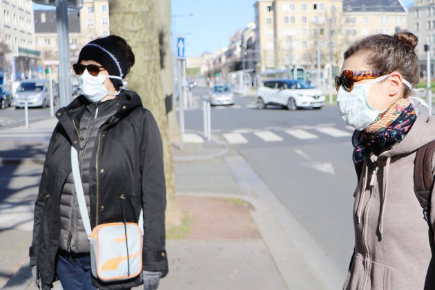 Coronavirus : vos questions, nos réponses. Est-ce utile de porter un masque pour sortir ?