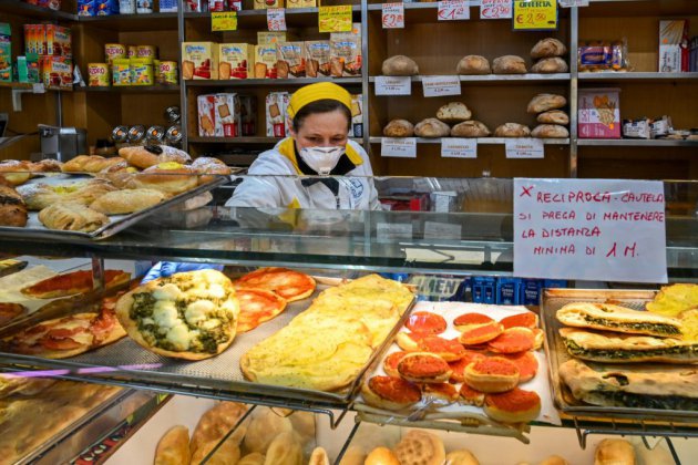 Virus: en Italie et en Espagne, l'épicerie, ultime lieu de sociabilité sous haute sécurité