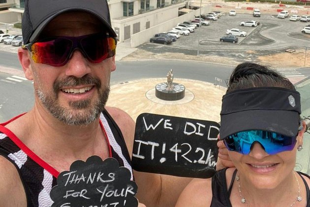 Coronavirus: à Dubaï, un couple a couru un marathon sur son balcon