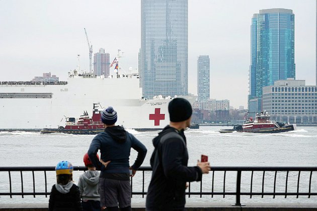New York salue l'arrivée d'un navire-hôpital, l'épidémie s'accélère aux Etats-Unis