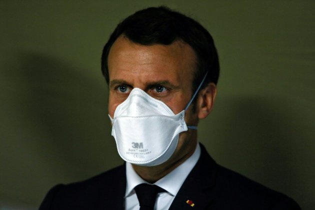 Coronavirus: Macron dans une usine de masques, plus de 3.000 morts en France