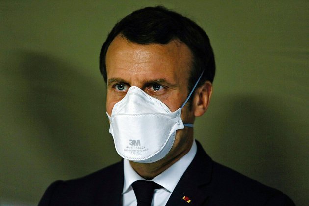Coronavirus: Macron dans une usine de masques, dont la France manque cruellement