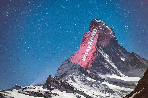 Coronavirus: une montagne emblématique suisse s'illumine tous les soirs "en signe d'espoir"