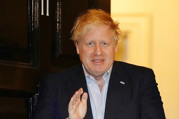 Boris Johnson, de la décontraction face au coronavirus à l'hospitalisation