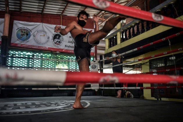 Coronavirus: les champions de boxe thaï au tapis en Thaïlande