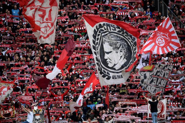 Allemagne: trois cas de coronavirus au FC Cologne, pression sur la Bundesliga