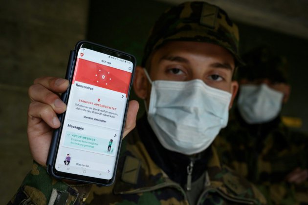 Des soldats suisses testent une "app" pour faire la guerre au Covid-19