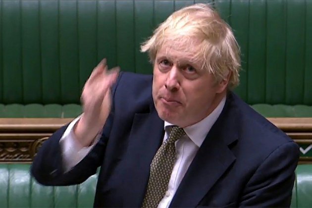 Royaume-Uni: Boris Johnson interpellé sur le lourd bilan du coronavirus