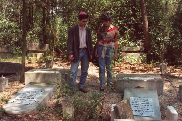 RETOUR SUR: Il y a 30 ans, le cimetière juif de Carpentras profané, la France indignée