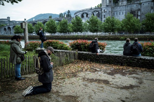 Lourdes: masqués et émus, les pèlerins au rendez-vous pour la réouverture du sanctuaire