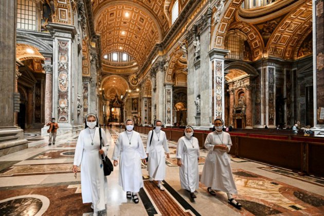 Déconfinement: l'Italie "rallume les lumières", la basilique Saint-Pierre rouvre