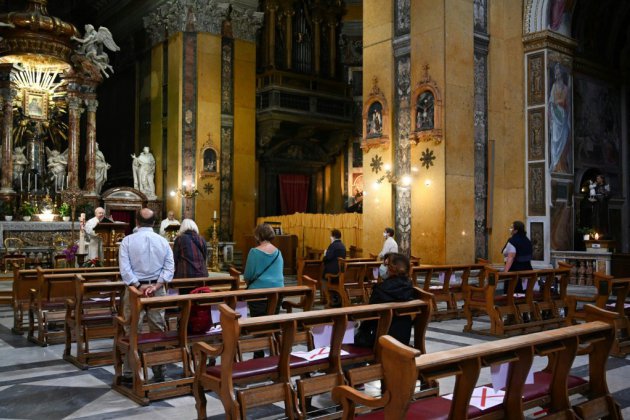 A Rome, les fidèles à la messe après deux mois de culte virtuel