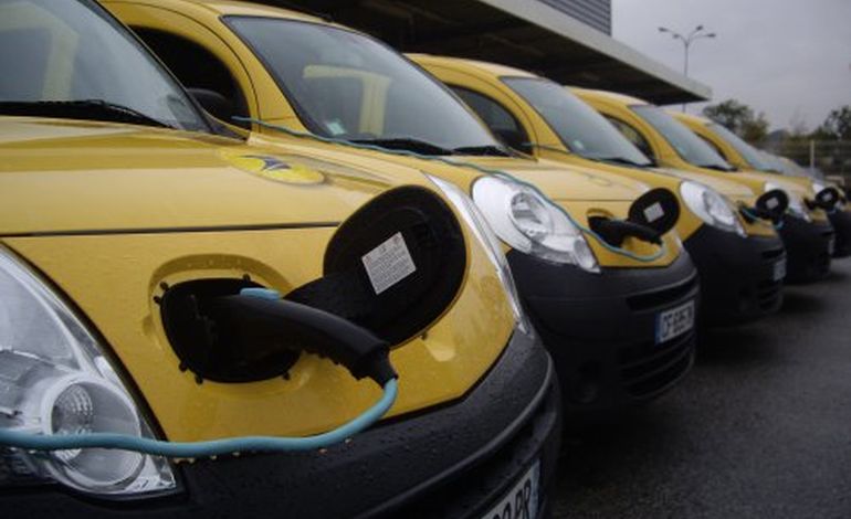 La Poste inaugure ses premières voitures électriques en Basse-Normandie
