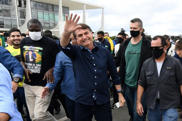 Brésil: Bolsonaro veut que le foot reprenne, malgré la pandémie