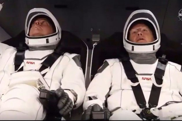 La capsule de SpaceX avec deux astronautes à bord s'est amarrée à l'ISS