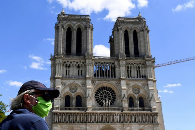 Un "symbole" voire une "renaissance": le parvis de Notre-Dame de nouveau ouvert