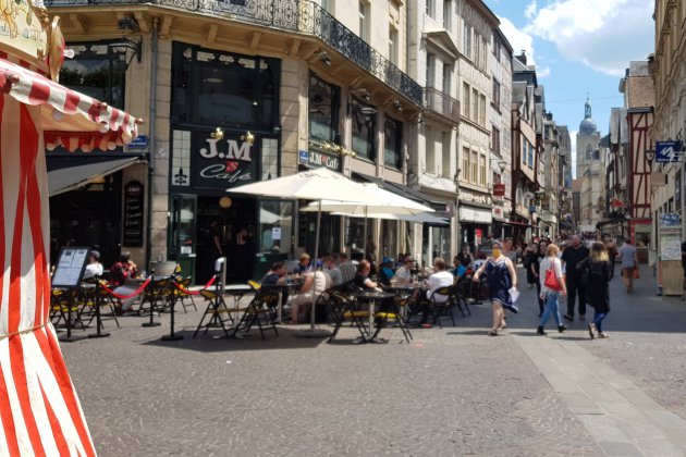 Rouen. Avec le sourire, clients et serveurs retrouvent les terrasses du centre-ville