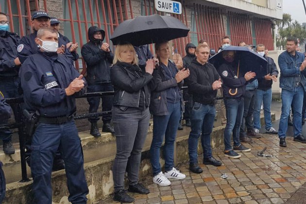[Vidéo] Manche. Les policiers de Cherbourg jettent leurs menottes en signe de colère