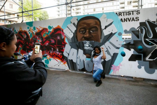 A Toronto, des artistes revisitent "Graffiti Alley" en noir et gris
