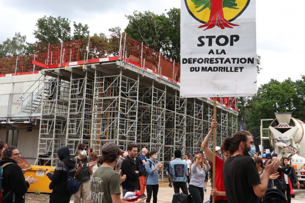 Petit-Couronne. Près de Rouen, plus de 200 militants contre la déforestation au Madrillet
