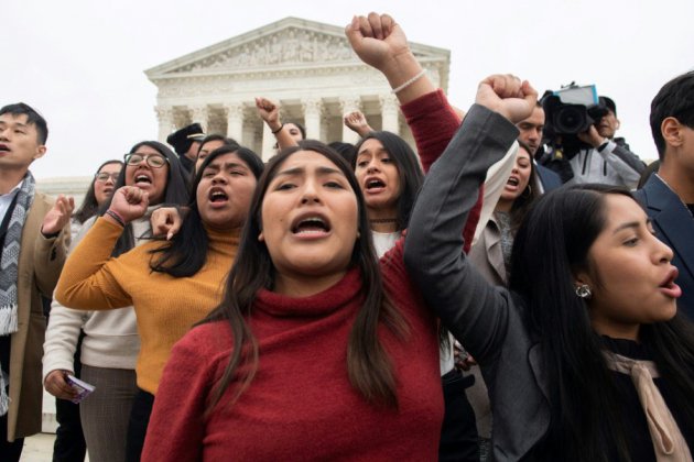 La Cour suprême valide le statut de 700.000 jeunes migrants, un revers pour Trump