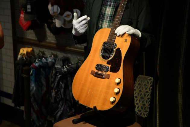 La guitare de Kurt Cobain vendue 6 millions de dollars, un record