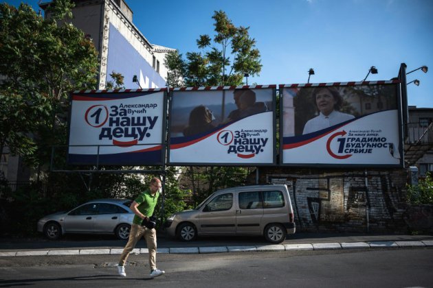 Les Serbes votent dans l'ombre de l'homme fort de Belgrade
