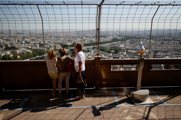 Peu de touristes à l'assaut des escaliers de la Tour Eiffel pour sa réouverture