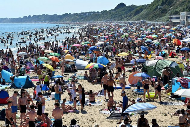 Des plages anglaises bondées, la police doit intervenir