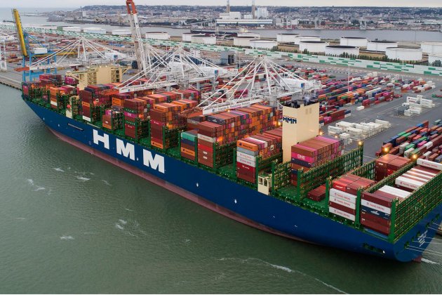 Le Havre. L'un des plus grands porte-conteneurs au monde en escale