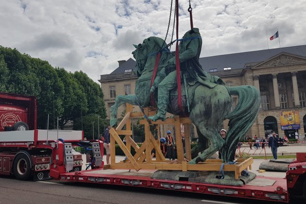 [Vidéo] Rouen. Devant l'hôtel de ville, la statue de Napoléon Ier a enfin pu être retirée