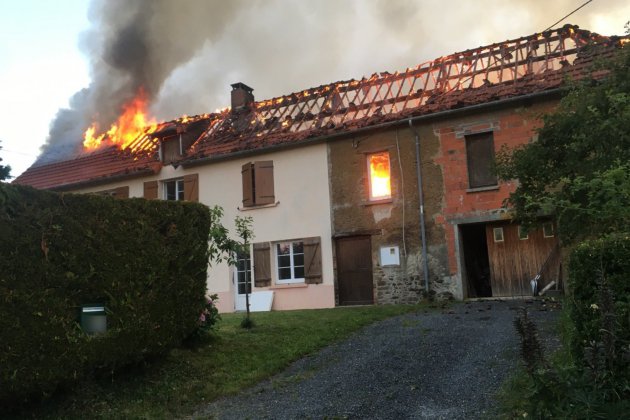 Près de Saint-Lô. 32 sapeurs-pompiers mobilisés sur l'incendie d'une maison