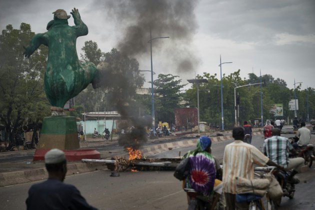 Troubles sanglants au Mali, le pouvoir tente un apaisement aléatoire