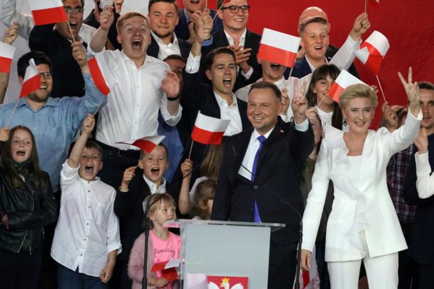 Pologne: le conservateur Duda réélu avec peine à la présidence