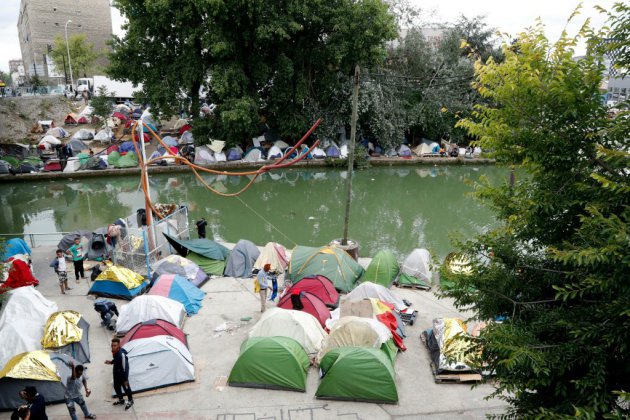 "Il est là le corona !": au canal Saint-Denis, un millier de migrants sans mesures barrière