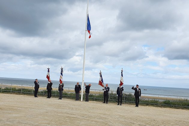 Courseulles-sur-Mer. Vol du drapeau français flottant au pied de la Croix de Lorraine