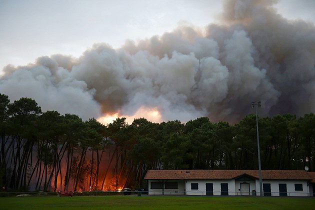 Incendie à Anglet: feu "maîtrisé" vendredi matin, 165 hectares détruits